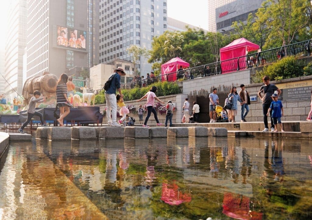 korea private tour clients enjoying cheonggyecheon stream