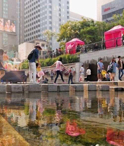 korea private tour clients enjoying cheonggyecheon stream